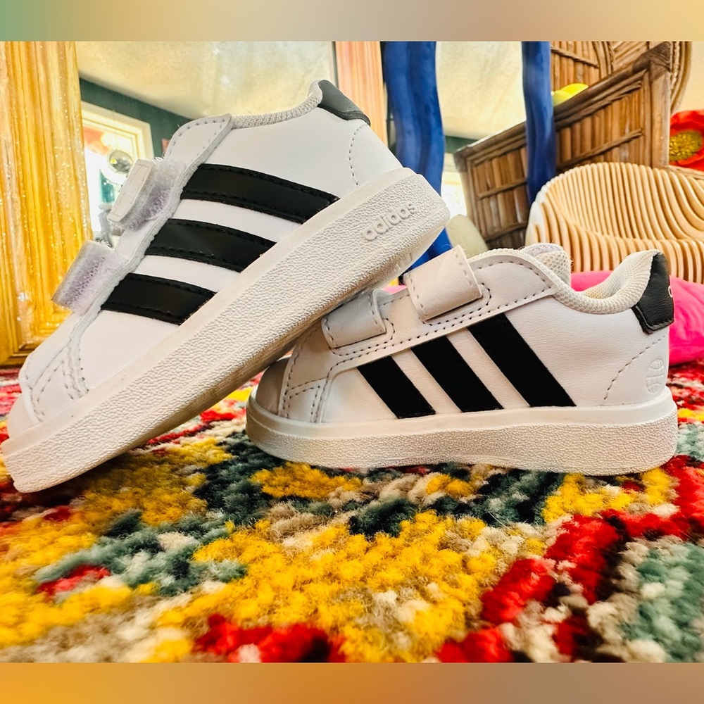 Toddler Adidas Superstar Uni-sex sneaker, Velcro for easy on & off, size 5 🖤🤍✨